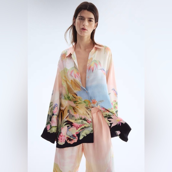 H&M Tops - H&M OVERSIZED PRINTED TWILL SHIRT